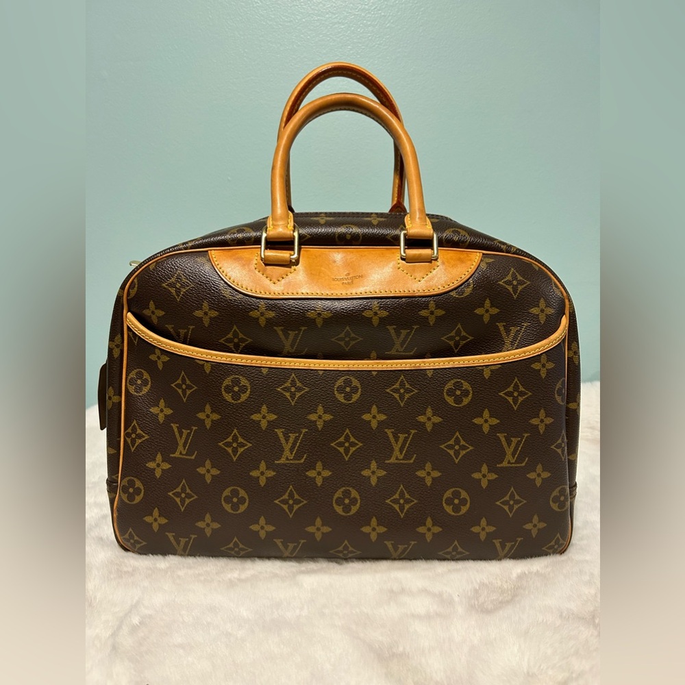 Louis Vuitton Deauville Monogram in great condition. Authentic and pre-owned.